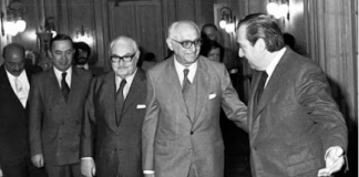 El presidente Raúl Alfonsin recibe a Arturo Frondizi y Rogelio Frigerio en la Casa Rosada en los primeros años de su mandato