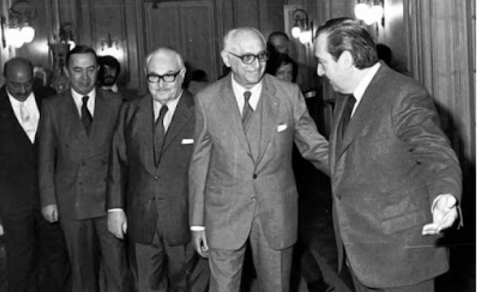 El presidente Raúl Alfonsin recibe a Arturo Frondizi y Rogelio Frigerio en la Casa Rosada en los primeros años de su mandato