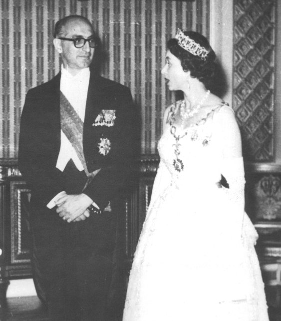 Arturo Frondizi y la reina Isabel II de Gran Bretaña