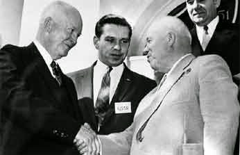 Eisenhowe estrecha la mano con el premier Kruschev. En el mundo nuclear debe imperar la coexistencia pacífica. Eisenhowe estrecha la mano con el premier Kruschev. En el mundo nuclear debe imperar la coexistencia pacífica.