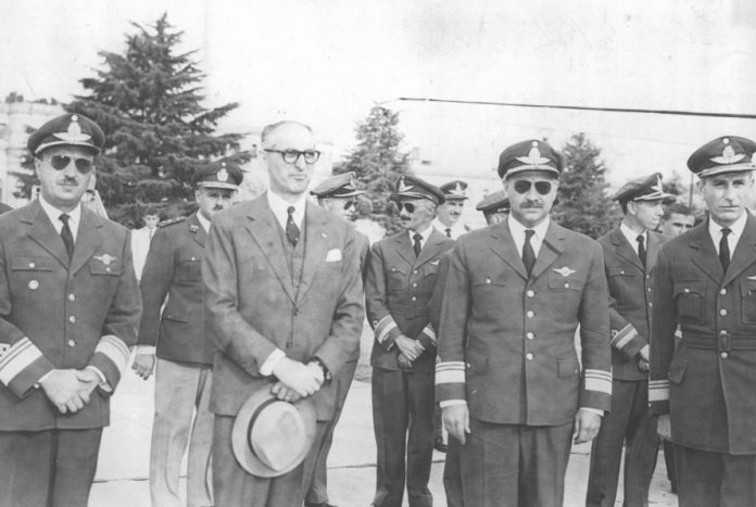 Frondizi gobernó bajo intensa presión militar Frondizi gobernó bajo intensa presión militar