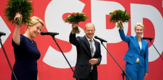 Scholz y Giffey, candidatos socialdemócratas, celebran en Berlín el triunfo en las votaciones.