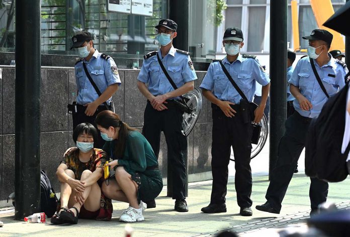 Escenas de las protestas de clientes estafados frente a la sede central de Evergrande en Guangzhou. Fuente AFP