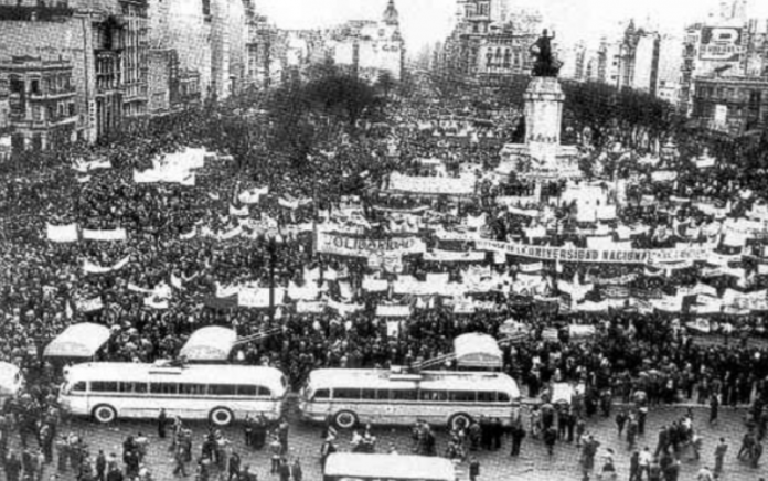 Manifestación frente al Congreso Nacional a favor de la libertad de enseñanza en 1958