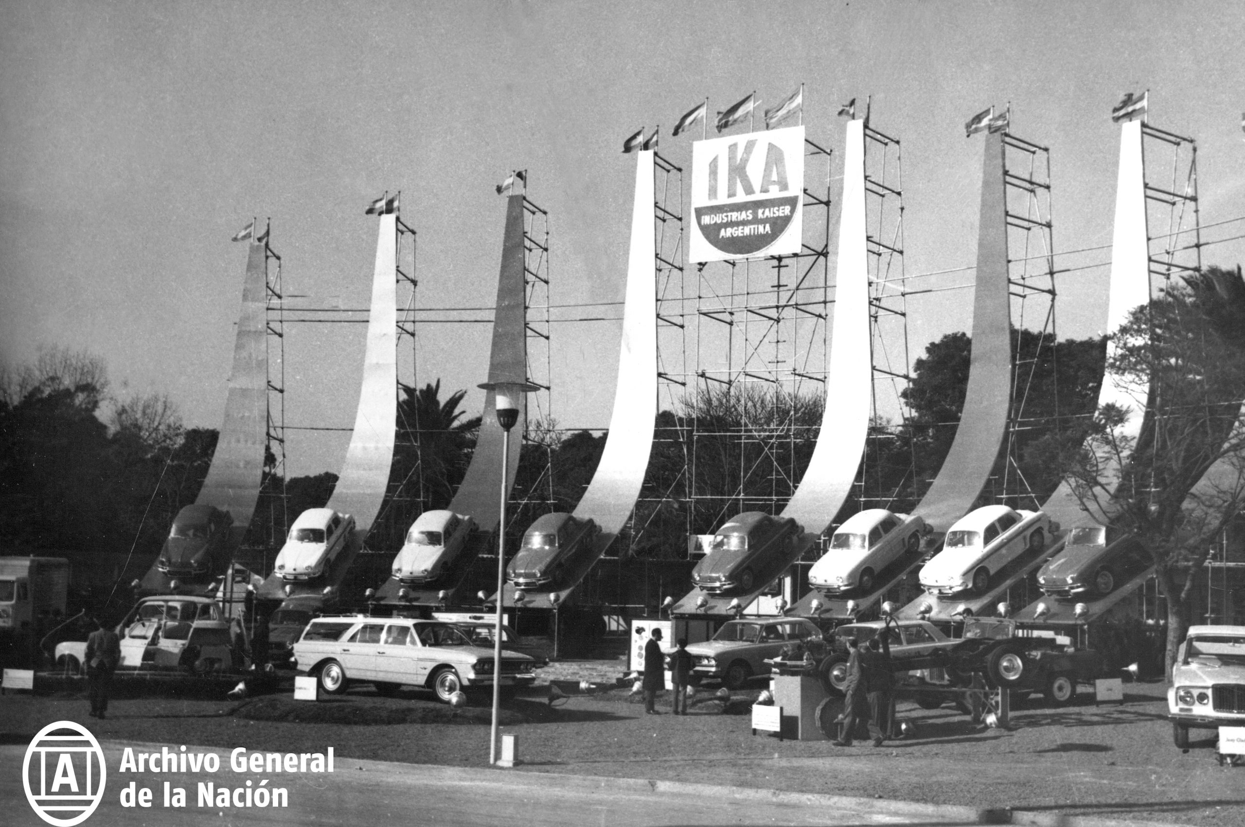 Exposicion-de-los-ultimos-modelos-de-IKA-Industrias-Kaiser-Argentina