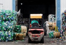 Un operario recicla botellas en una fabrica de Aguas Danone, organización certificada como empresa B. Fuente: cadibsa.org.ar