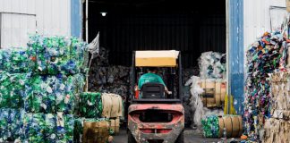 Un operario recicla botellas en una fabrica de Aguas Danone, organización certificada como empresa B. Fuente: cadibsa.org.ar