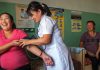 A una mujer le toman la presión arterial. Fuente: UNICEF/https://beijing20.unwomen.org/
