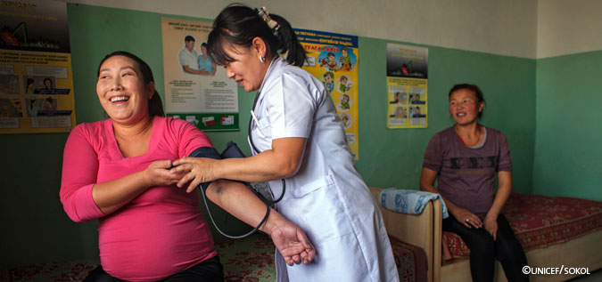 A una mujer le toman la presión arterial. Fuente: UNICEF/https://beijing20.unwomen.org/