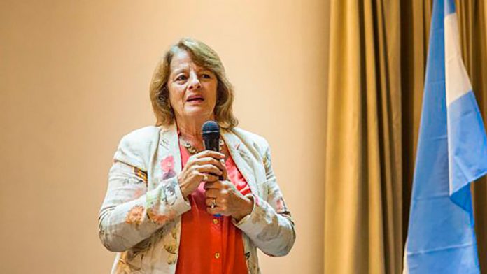 Paola Delbosco además de presidente de la Academia Nacional de Educación es Doctora en Filosofía y profesora de ética