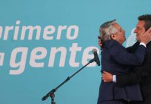El presidente Fernández felicita efusivamente a Sergio Massa en su asunción como ministro de economía.. Casa Rosada