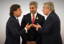 Los presidentes Lacalle Pou de Uruguay y Fernández de Argentina, discuten ante la mirada de su par paraguayo Abdo. / nuso.org