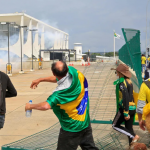 Los partidarios del expresidente brasileño Jair Bolsonaro chocan con la policía antidisturbios en el Palacio Presidencial del Planalto SERGIO LIMA - AFP