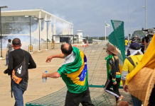 Los partidarios del expresidente brasileño Jair Bolsonaro chocan con la policía antidisturbios en el Palacio Presidencial del Planalto SERGIO LIMA - AFP