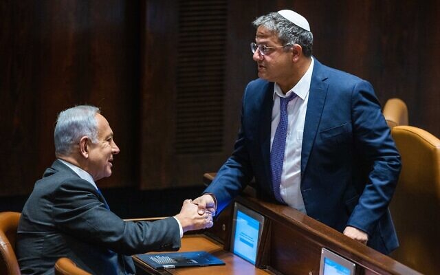 El Primer Ministro Bennjamin Netanyahu con su flamante aliado Itamar Ben Gvir at the Knesset on December 28, 2022. (Olivier Fitoussi/ Flash90)