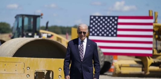 El Presidente Joe Biden en el sitio donde se construye la nueva fabrica chips de Intel en Ohio / MANUEL BALCE CENETA / AP