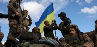 Los soldados ucranianos saben que dejar de pelear por su patria es verla desaparecer / Anatoly Stepanov AFP