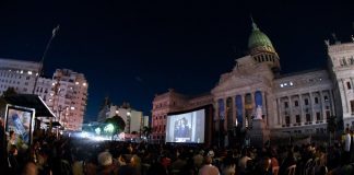 Más de 3 mil personas pudieron disfrutar esta noche la multipremiada película “Argentina, 1985” en las escalinatas del Congreso