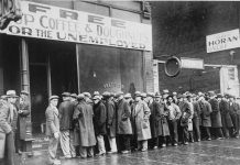 Desempleados por la crisis del 30 haciendo cola para recibir alimentos en Estados Unidos
