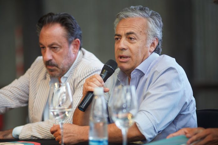 El senador Cornejo junto a Federico Poli en la presentación del su último libro en la Ciudad de Mendoza el pasado 10 de marzo.