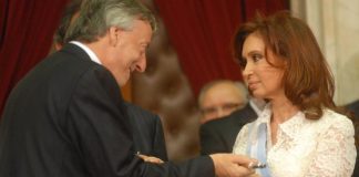 Néstor Kirchner entrega el bastón de mando a la presidenta Cristina Fernández de Kirchner en la ceremonia de traspaso de mando realizada en el Congreso Nacional, 10/12/2007. Télam/Raúl Ferrari