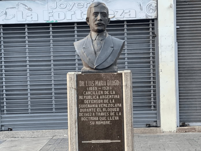 Busto del canciller Luis María Drago en Caracas