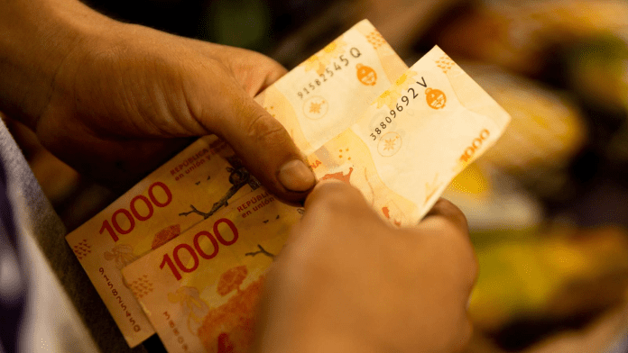 Billetes de 1000 pesos que se escurren cada vez más rápido de las manos de los argentinos. BBC