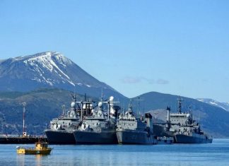 Parte de la "Flota de mar" en Ushuaia: los destructores ARA “Sarandí”, ARA “La Argentina”, las corbetas ARA “Rosales” y el carguero ARA “Bahía San Blas”