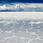 Los 10.000 kms2 de superficie blanca y lisa convierten al Salar de Uyuni, en Bolivia, en el más grande del mundo. https://planetafascinante.com/