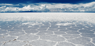 Los 10.000 kms2 de superficie blanca y lisa convierten al Salar de Uyuni, en Bolivia, en el más grande del mundo. https://planetafascinante.com/