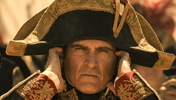 Joaquin Phoenix interpreta Napoleón Bonaparte en su nueva película biográfica (Foto: Columbia Pictures)