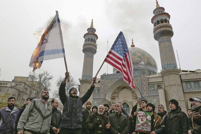 Iraníes queman banderas de Israel y Estados Unidos durante una protesta en Teherán por el asesinato del general Qassem Soleimani. Foto: AFP.